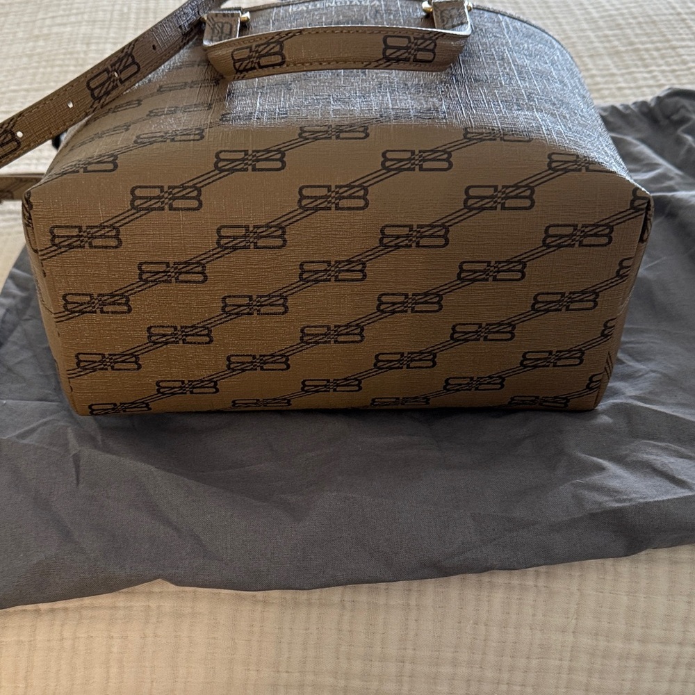 Balenciaga Tan Logo Tote Bag - Picture 4 of 9